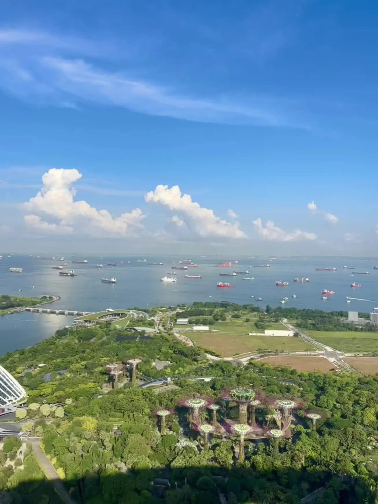 推荐大家金沙Tower3 57楼CELAVI餐吧的落日与夜景，一面可以...