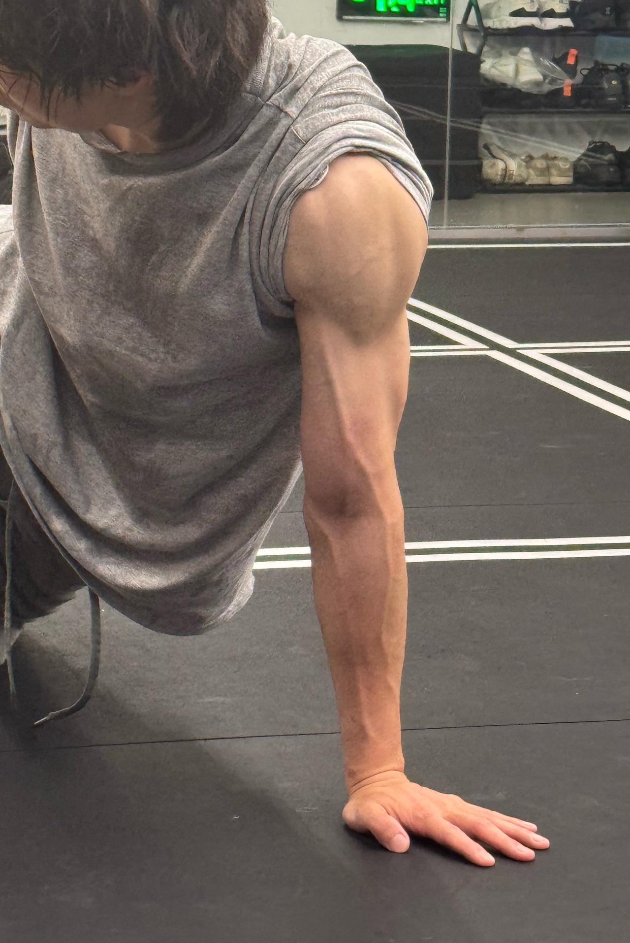 晒一下客户的肌肉。 ​