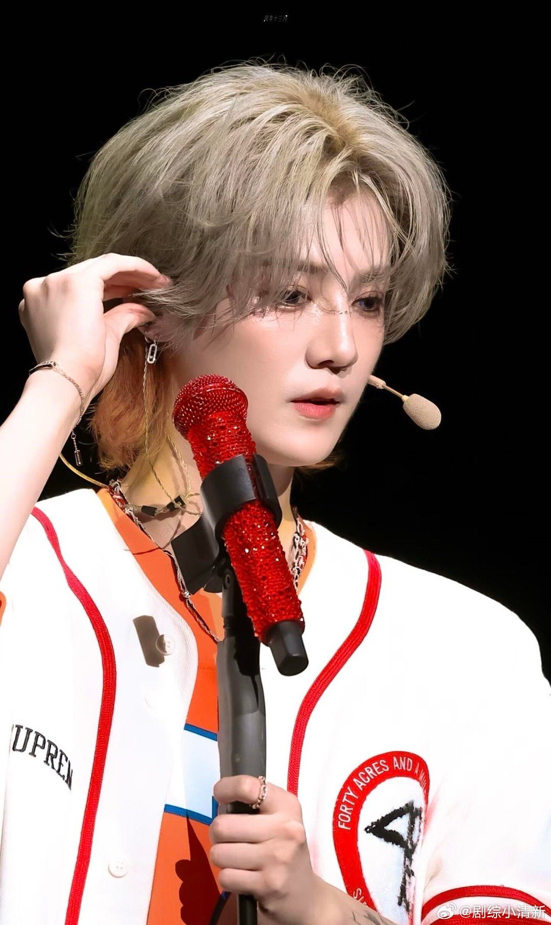 鹿晗LP专辑水敏纸封面好浪漫 用水来做封面的灵感，确实够特别。水迹渗透，花影显现