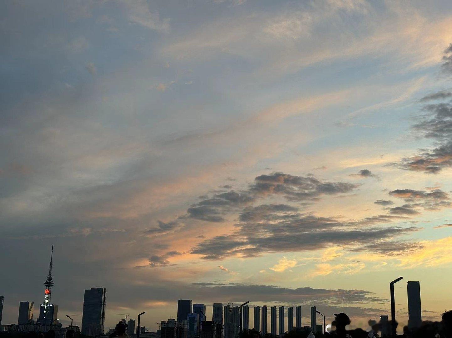 #芒果音乐节长沙陪你看日落#长沙的日落，是大自然赋予我们的礼物；芒果音乐节，是音