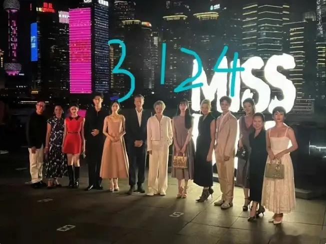 果然！迪丽热巴和刘雨昕粉丝又在争迪奥小姐展的C位了两张公开大合影，一张是迪丽热巴