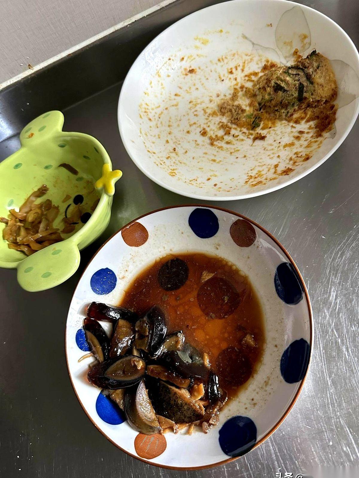 家里有人吃饭落了个“祝一口”的外号，每顿饭无论盛多盛少，碗底总要精准剩下一口，好