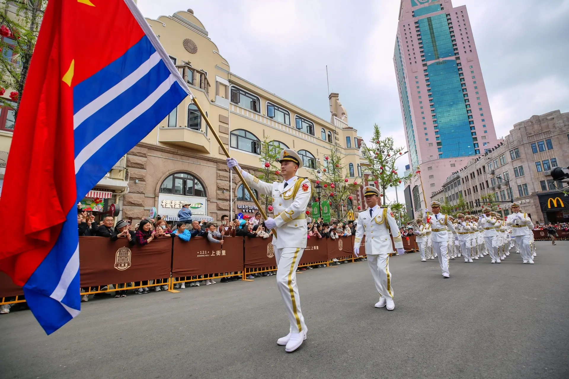 4月20日 庆祝人民海军成立75周年系列活动 在青岛中山路开启 现场人山人海 据悉 系列活动持续四天 期间浮山湾灯光秀将上演庆祝系列灯光秀 22日上午在五四广场还将上演军乐团表演 敬请期待