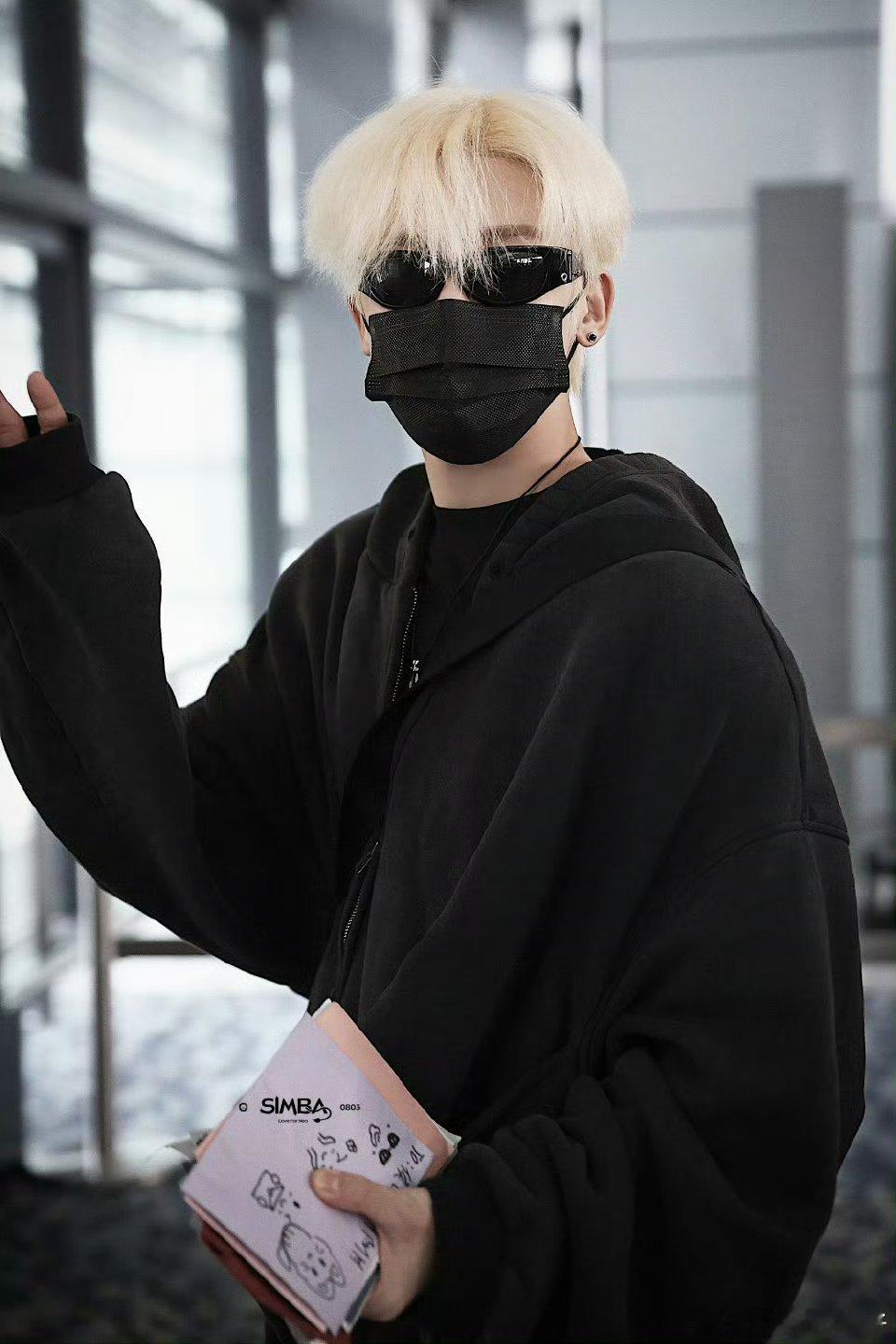 侯明昊金发 ，emmm……还是黑发吧，这完全就是枯草的感觉，能不能别硬夸了[污]