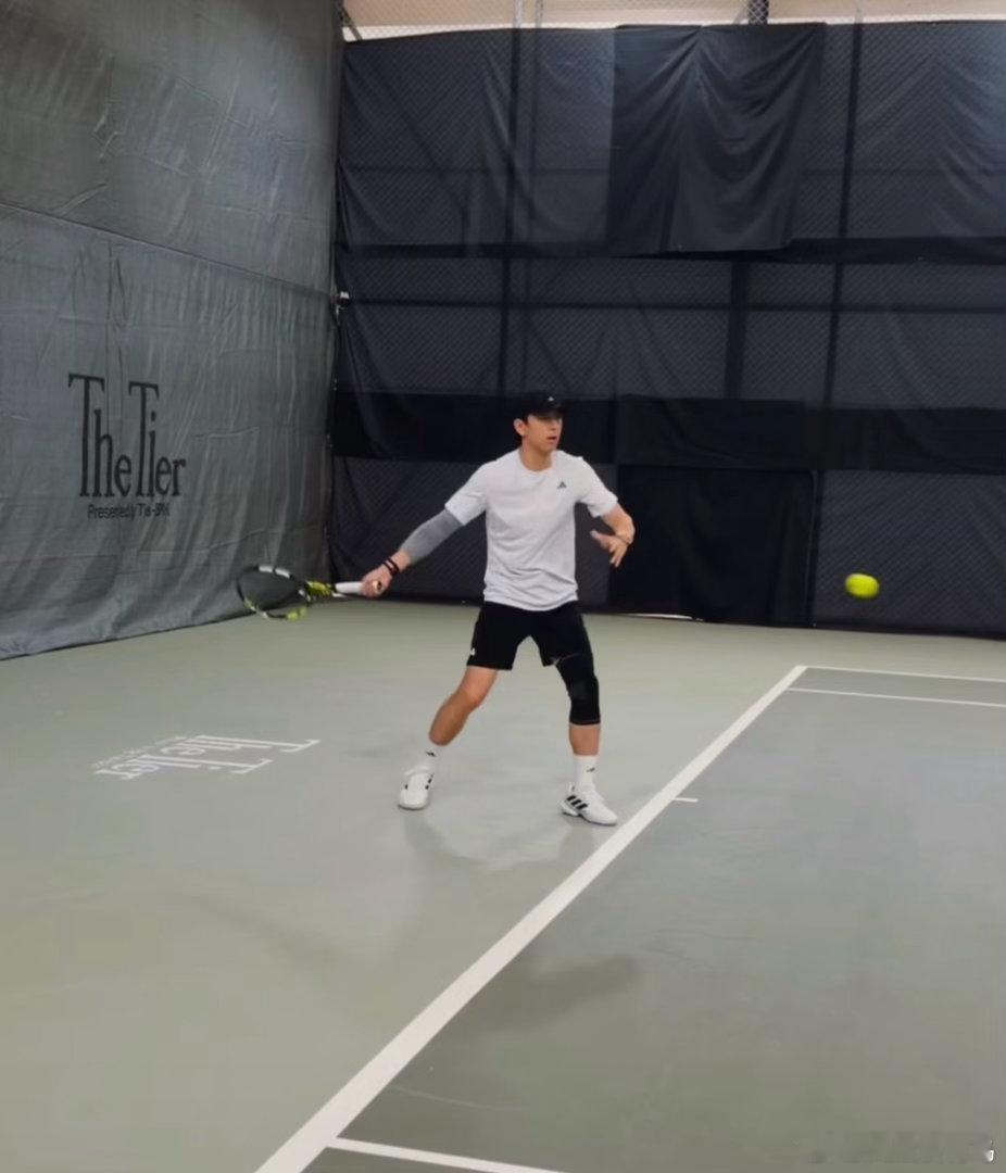 李现成为影石全球代言人李现代言影石影石签李现签对了。他是的很热爱拍照、很爱户外，