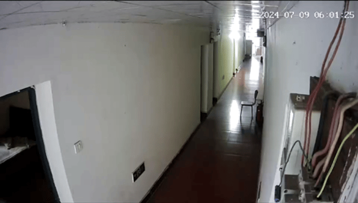 合租室友违规把电动车电瓶搬进屋内充电，电池半夜突发爆燃引发大火，武汉一名大三学生