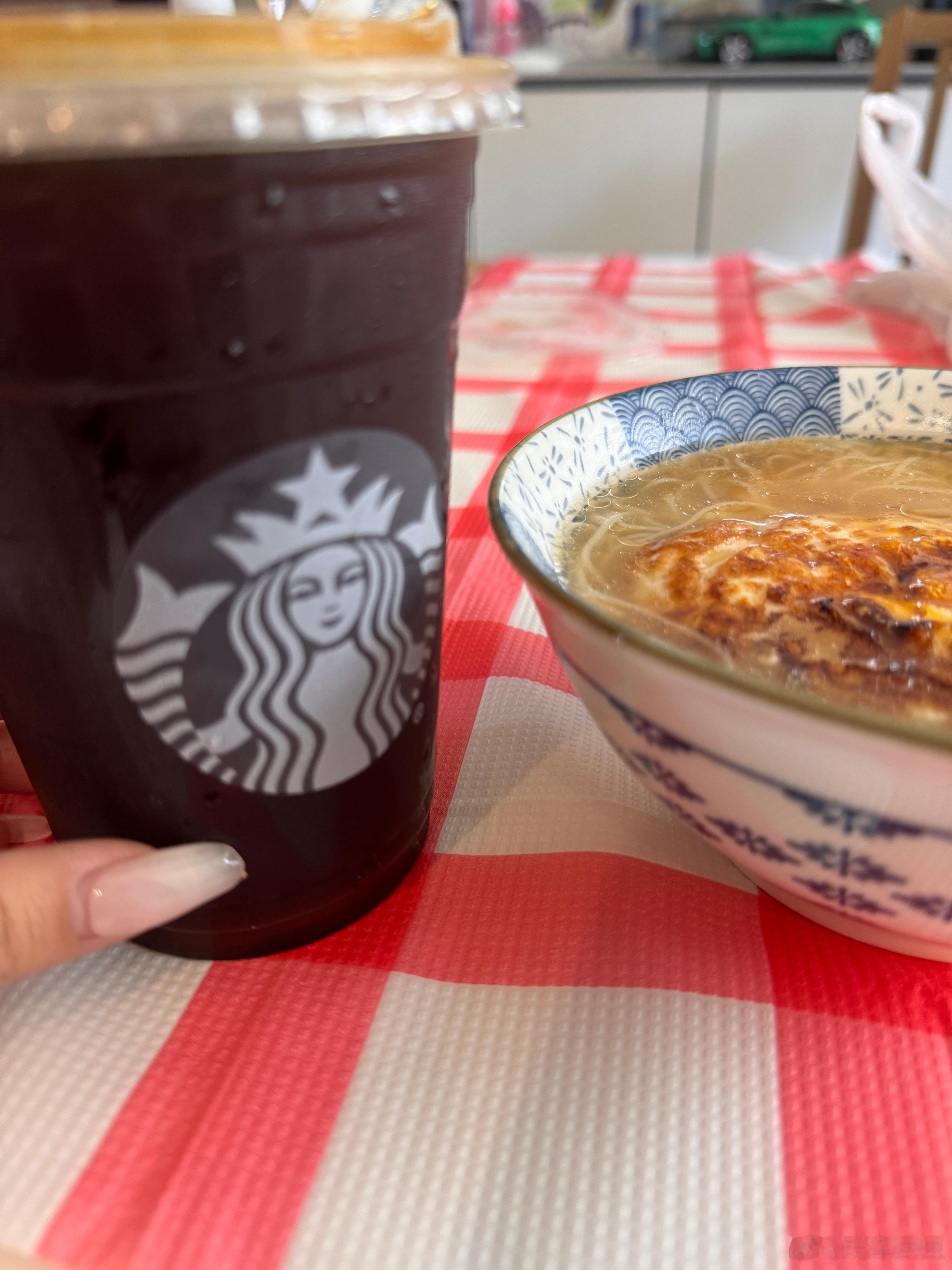 中饭，面条配美式🍜自己煮的阳春面嘎嘎香～ ​​​