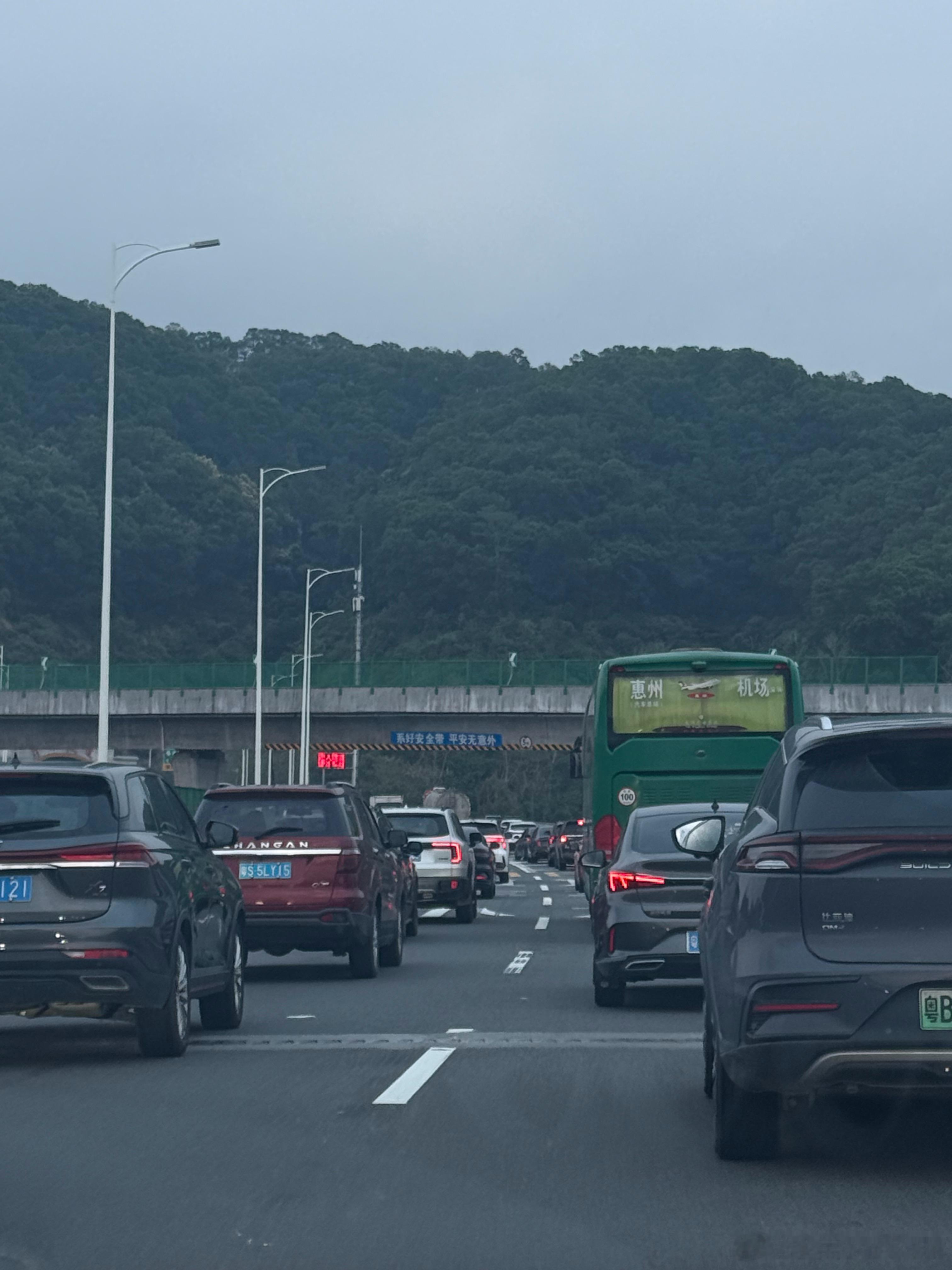 不温馨提示：假期出行一定要少喝水，多上厕所[微笑]不要问为什么。 ​​​