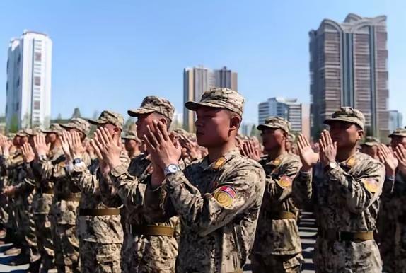 这下朝鲜彻底尴尬了！在近期，有两名在乌克兰被俘的朝鲜士兵已经按照意愿移交给韩国了