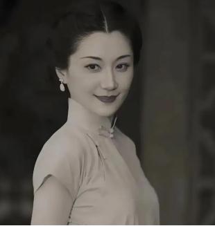 1930年，杜月笙的发妻沈月英，和表哥私会，云雨过后，她含泪嘱咐表哥：“你今天晚