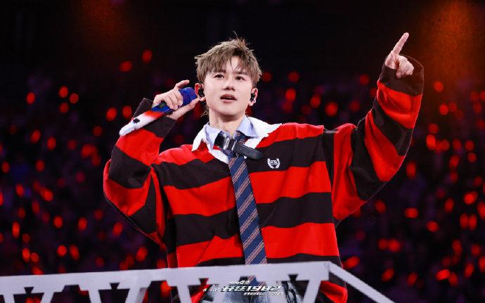 张杰在直播中回应了张凌赫送的花篮：“很用心，没见过这么长一排的花篮，感谢他的喜爱