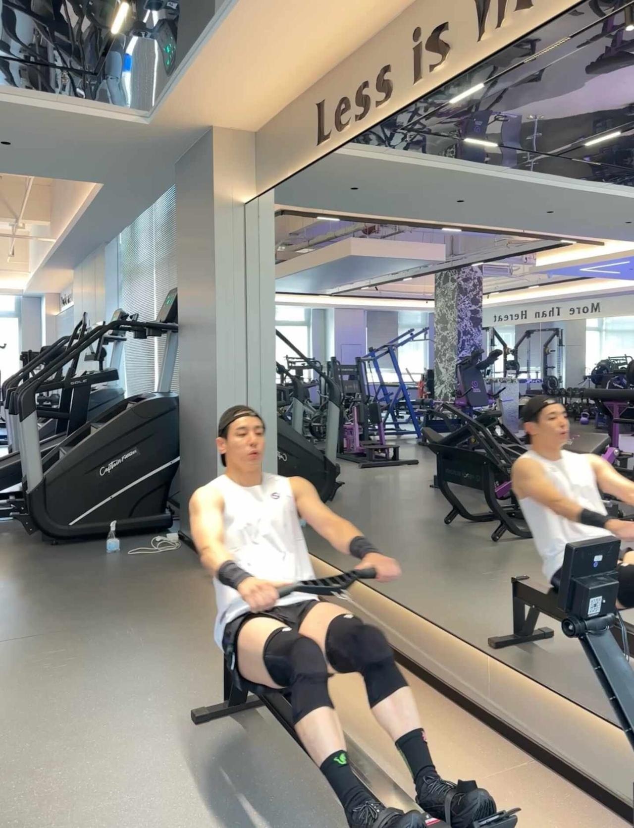 严肃运动中
新的一周从运动开始💪明星不止AB面 今天干点啥
