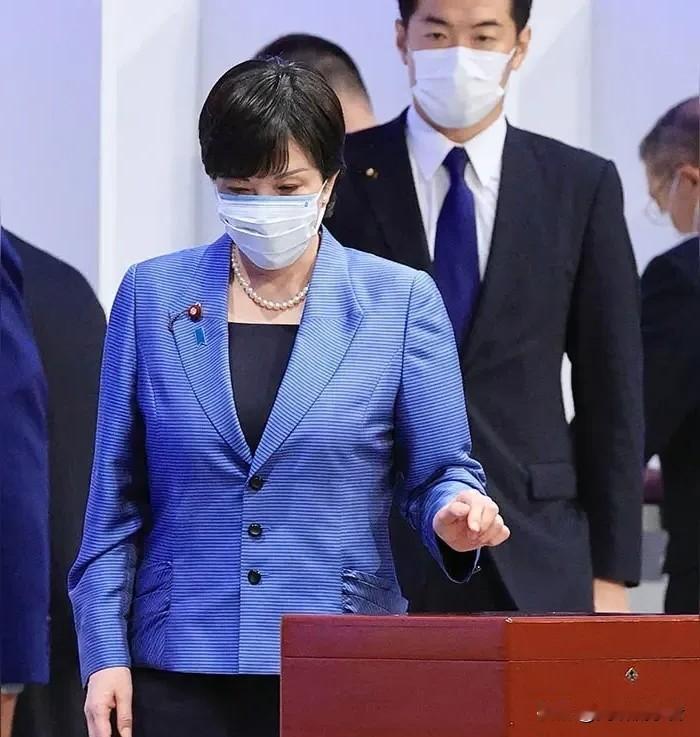 高市早苗可能又要成为“短命首相”了。

前几天她刚刚当选自民党新首相，就有不少日