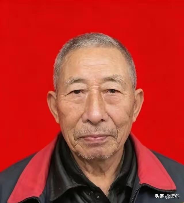 江西新余，汛期渠里两个孩子正在水里挣扎，80岁老人看见，来不及脱衣服就往水里冲…