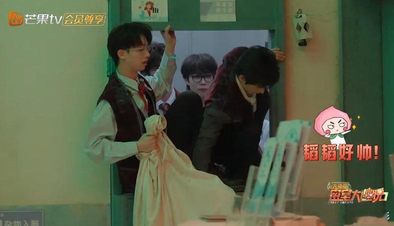 这个文韬帅的没边了谁懂这种感觉！看文韬往逃生出口冲，一路顺畅，滑窗帘落地超利落，
