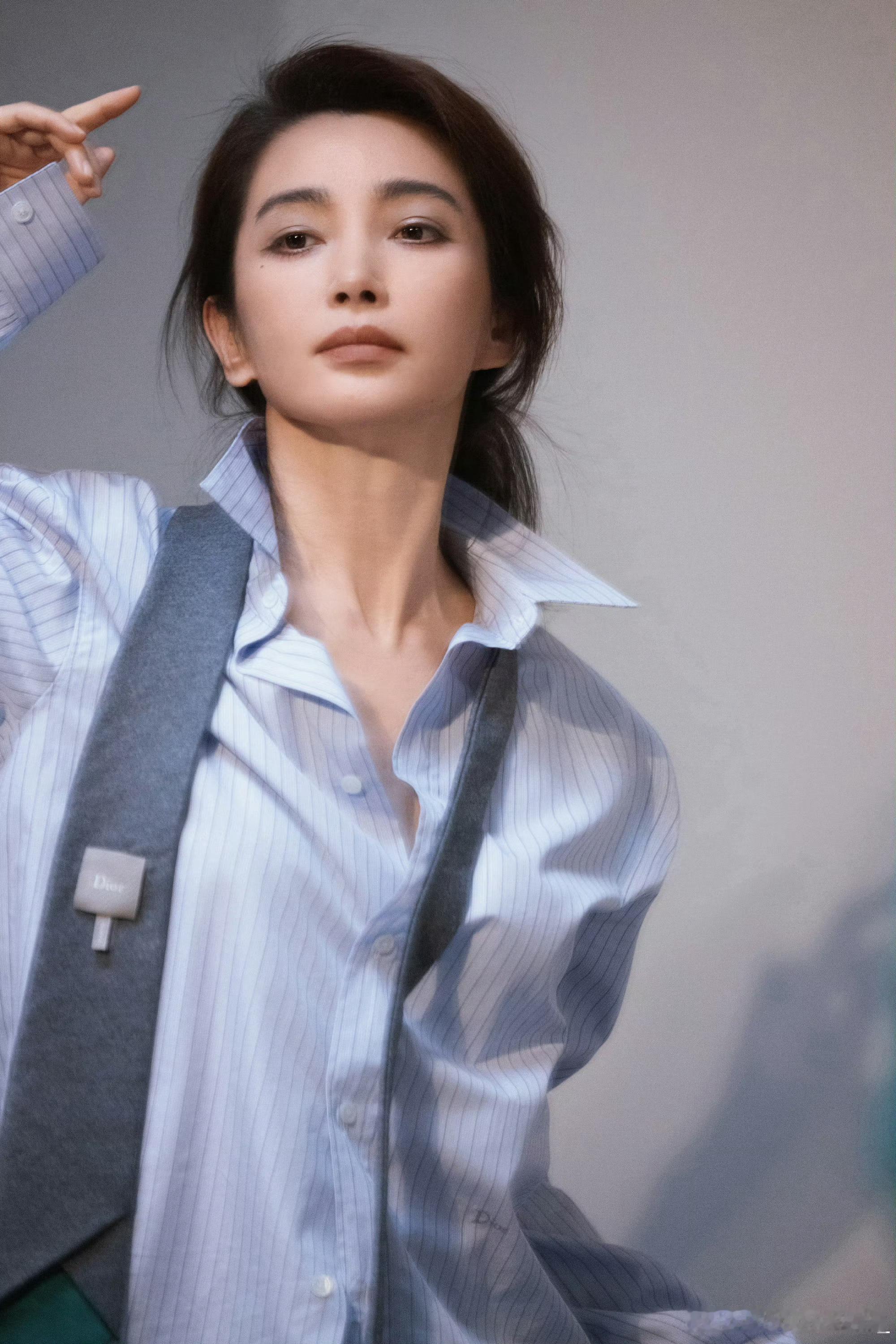 李冰冰 什么时候转行当模特姐姐的时尚驾驭力绝了！长裙衬得身姿高挑挺拔，镜头前气场