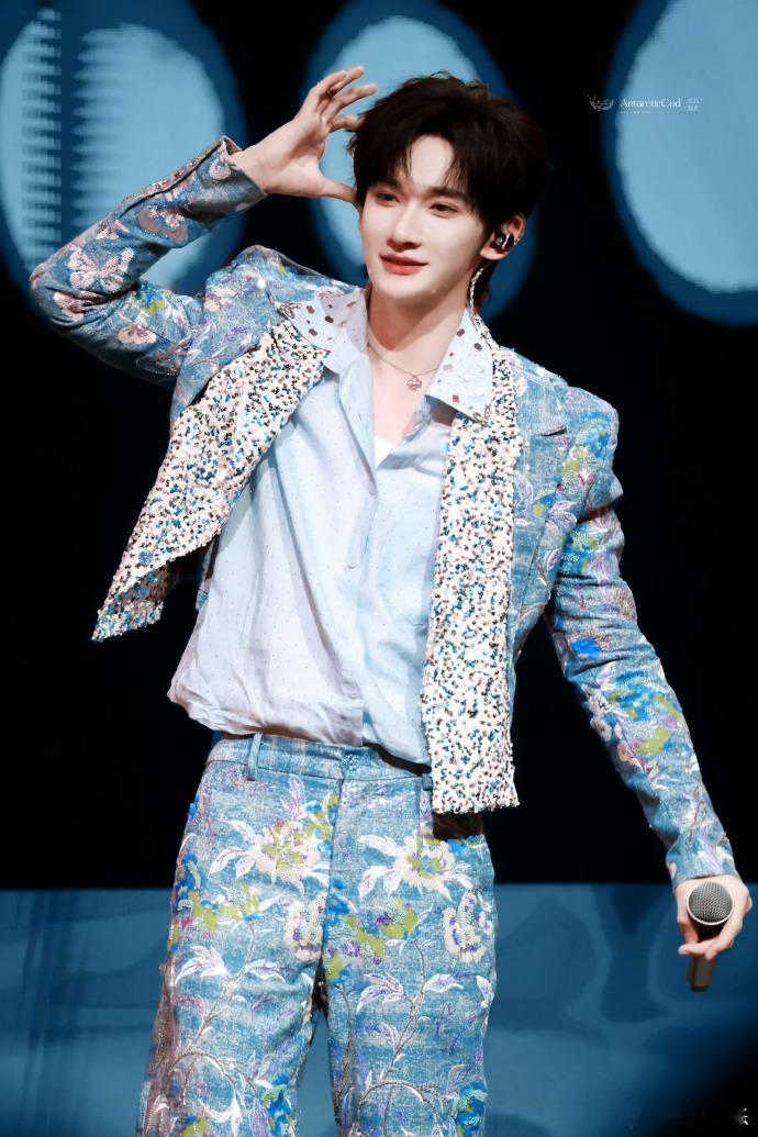 余宇涵小小世界舞台谁懂啊！余宇涵唱熊出没主题曲《小小世界》开口就惊艳，蓝色穿搭少