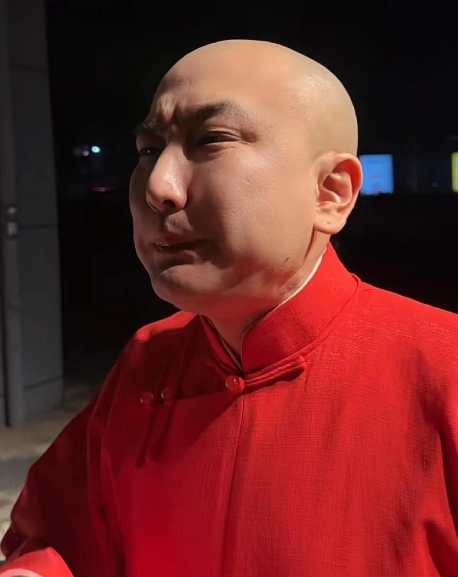 昨晚，天津一个小剧场里，一个男人对着满场“Z世代”观众，用贯口报菜名。
当他说到