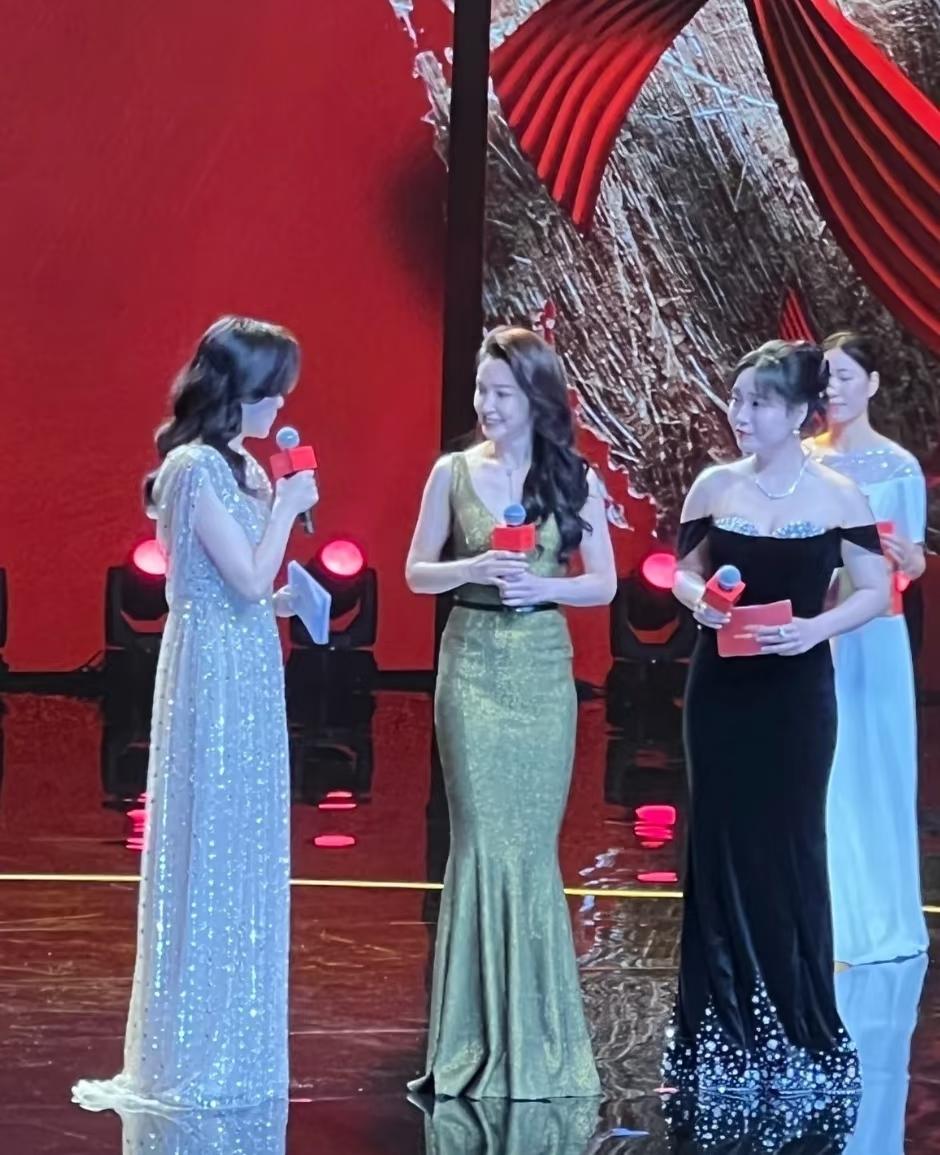 不是明星漂亮，
是素人变漂亮后都跑去当明星了。

你看人李雪琴，
以前做脱口秀的