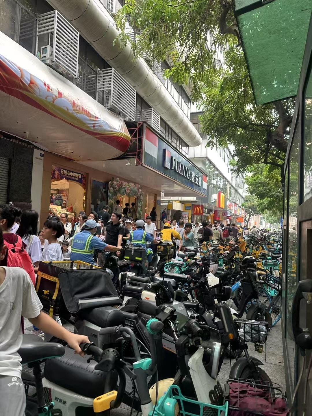 太吓人了搞得我都社恐了车都没地方停 ​​​