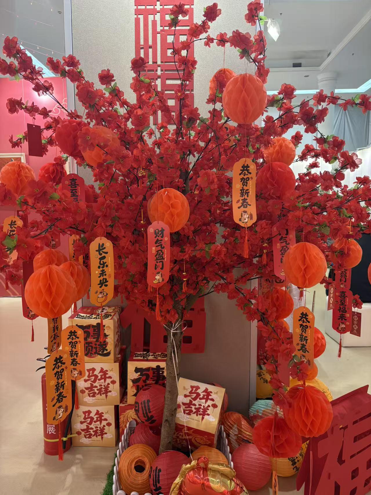 冬日生活打卡季马年行大运，红红火火迎财神