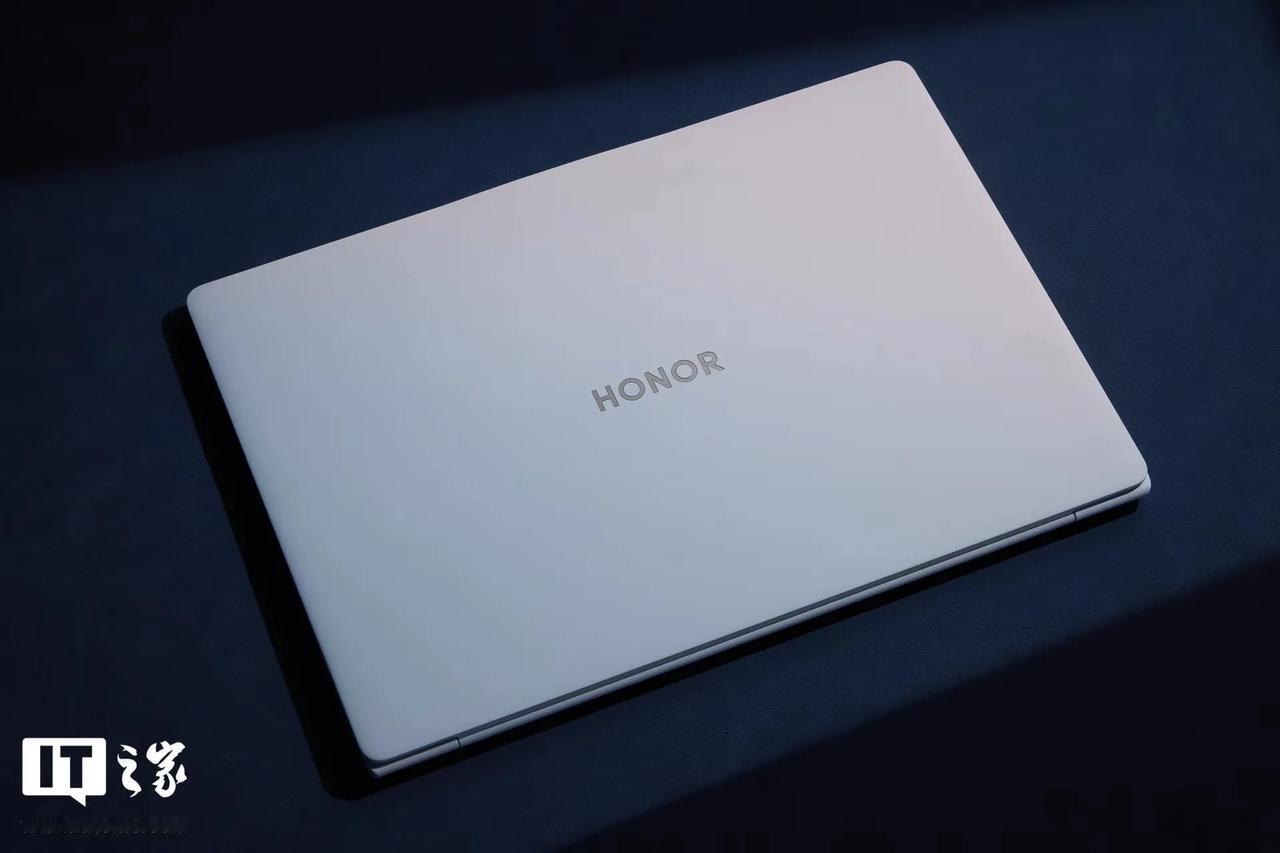 知名科技媒体IT之家放出了几张荣耀 MagicBook Art 14 代的实拍图