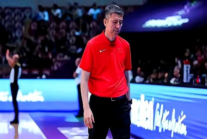 郭士强有两个问题解决不了。

这两个问题已经导致失败，战术上进攻没有效配合，队员