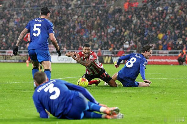 桑德兰3比2伯恩茅斯 我们不得不承认，桑德兰是一支典型的匪徒球队。不仅拼抢动作粗