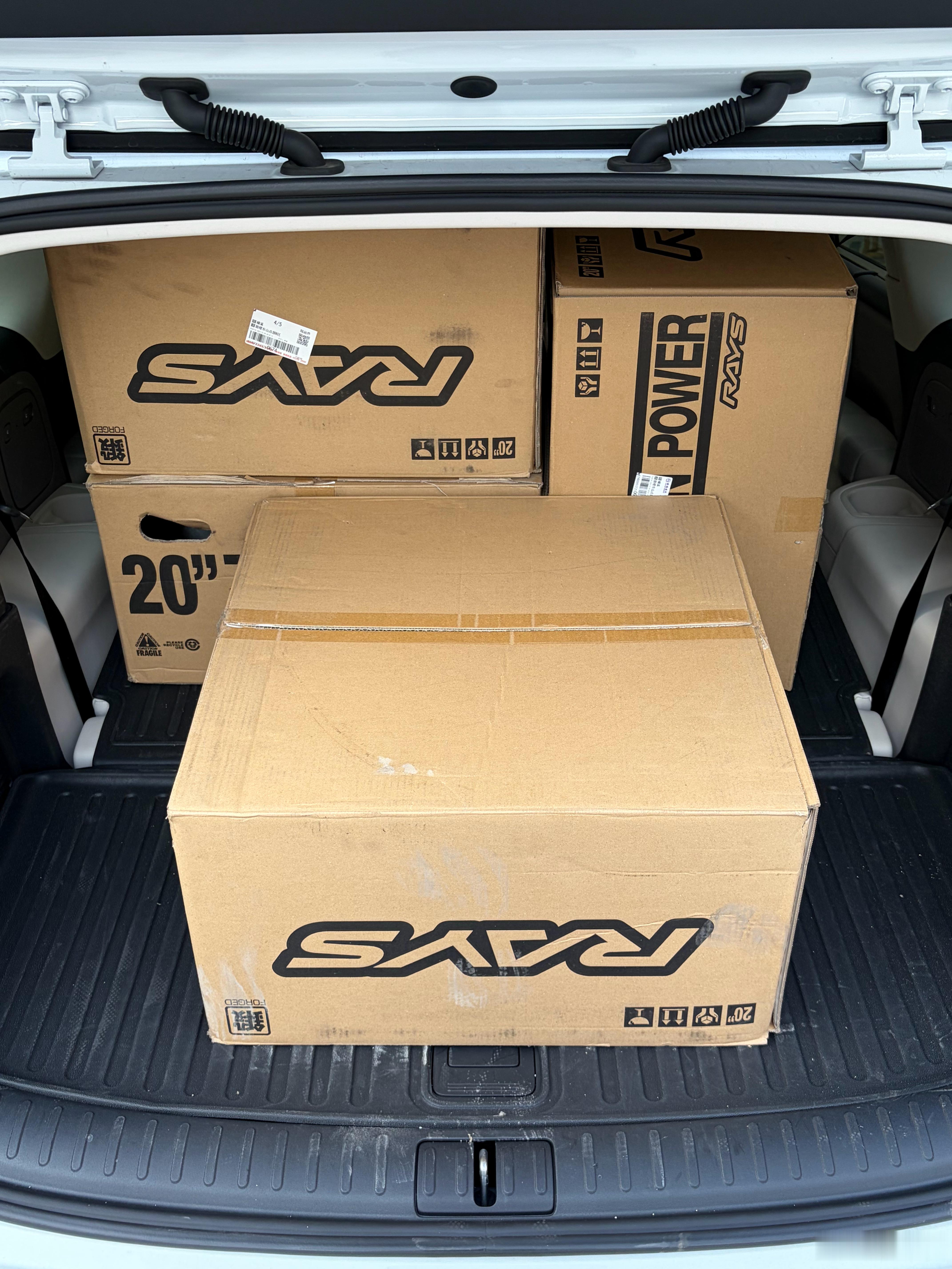 本地收了一套别人宝马M2的原厂拆车轮毂，回家换完后就是我最喜欢的配置了！不过我还