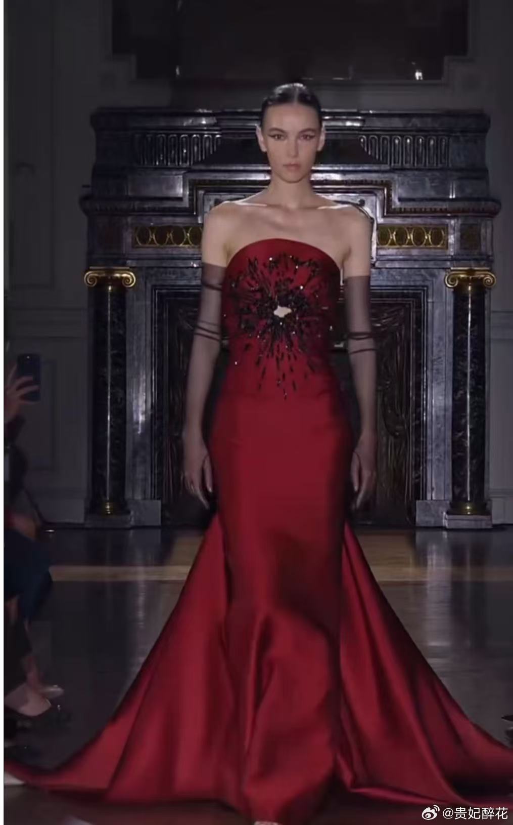 关晓彤穿了顶级红裙高定 关晓彤品质盛典演绎Zuhair Murad 2024秋冬