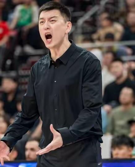 杨鸣真的下课了！以前就有篮球跟队记者说过，CBA里主教练离职，从来没提过补偿金的