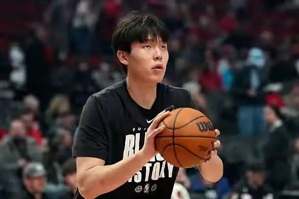 马努阿奇和杨瀚森，两位新秀中锋，虽然起点相似，但如今的境遇却有所不同。马努阿奇已