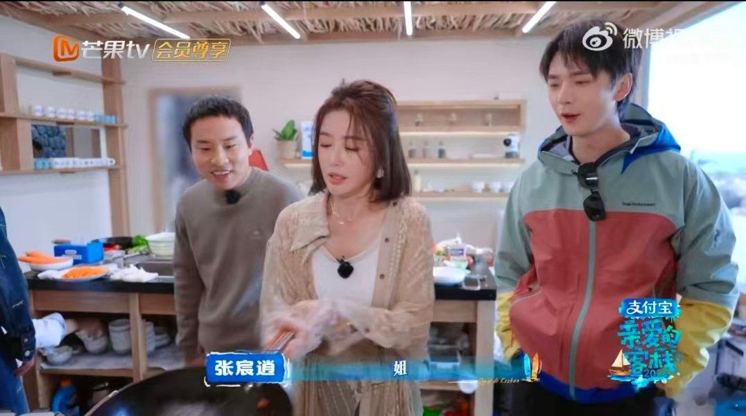 秦岚第一次下厨被王鹤棣哄成胚胎亲爱的客栈秦岚首次下厨没有丝毫生疏感，做菜架势十足