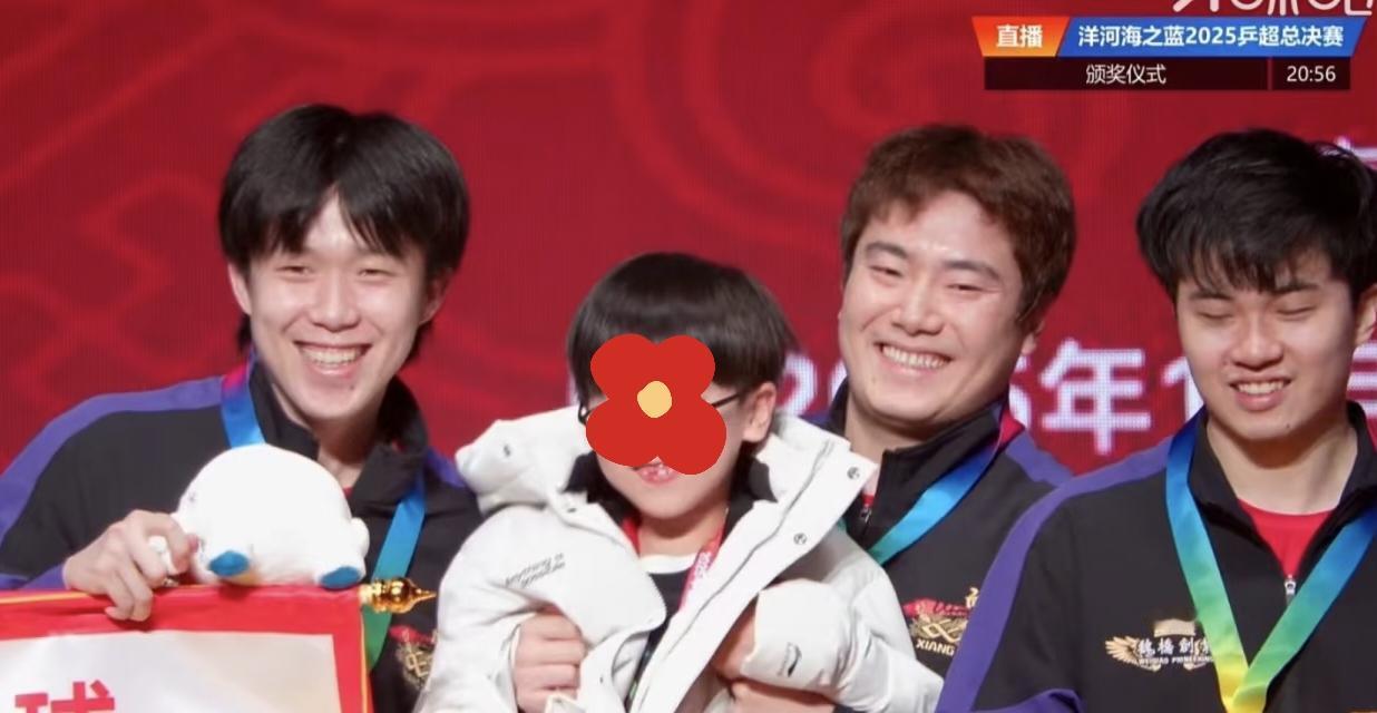 魏桥夺冠大合照

全队都笑得太灿烂了

尤其是王楚钦，平时都不咋爱笑，这次笑得也