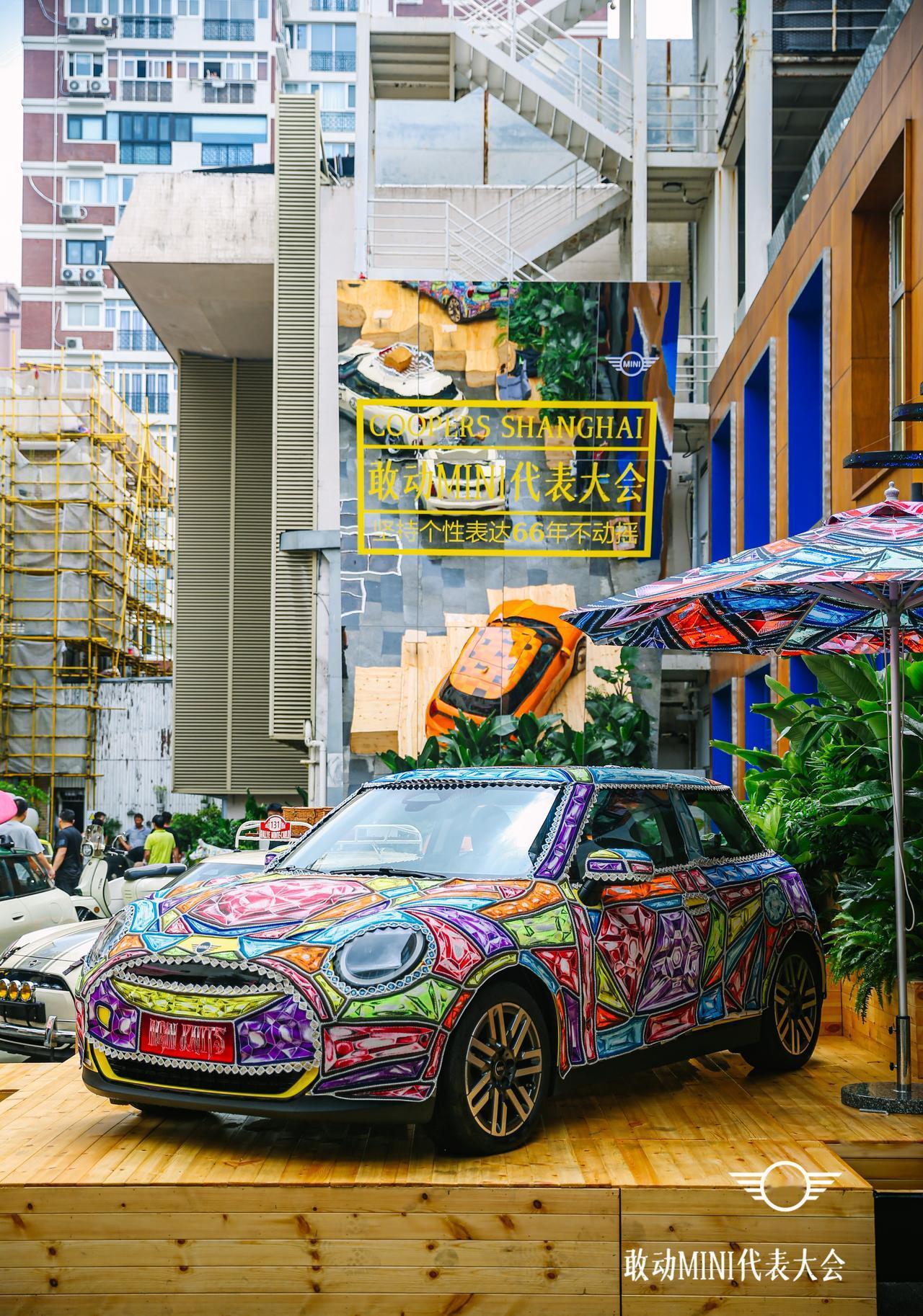论会玩，还得是MINI！
直接承包Citywalk“发源地”上海梧桐区开了个“敢