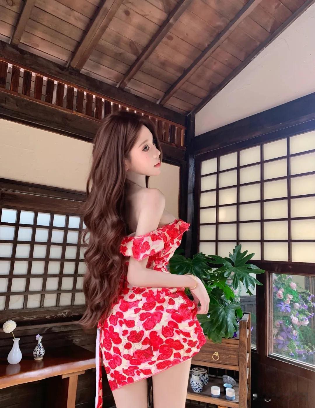 肤白貌美大长腿，肤白如雪，风情万种，令人陶醉。