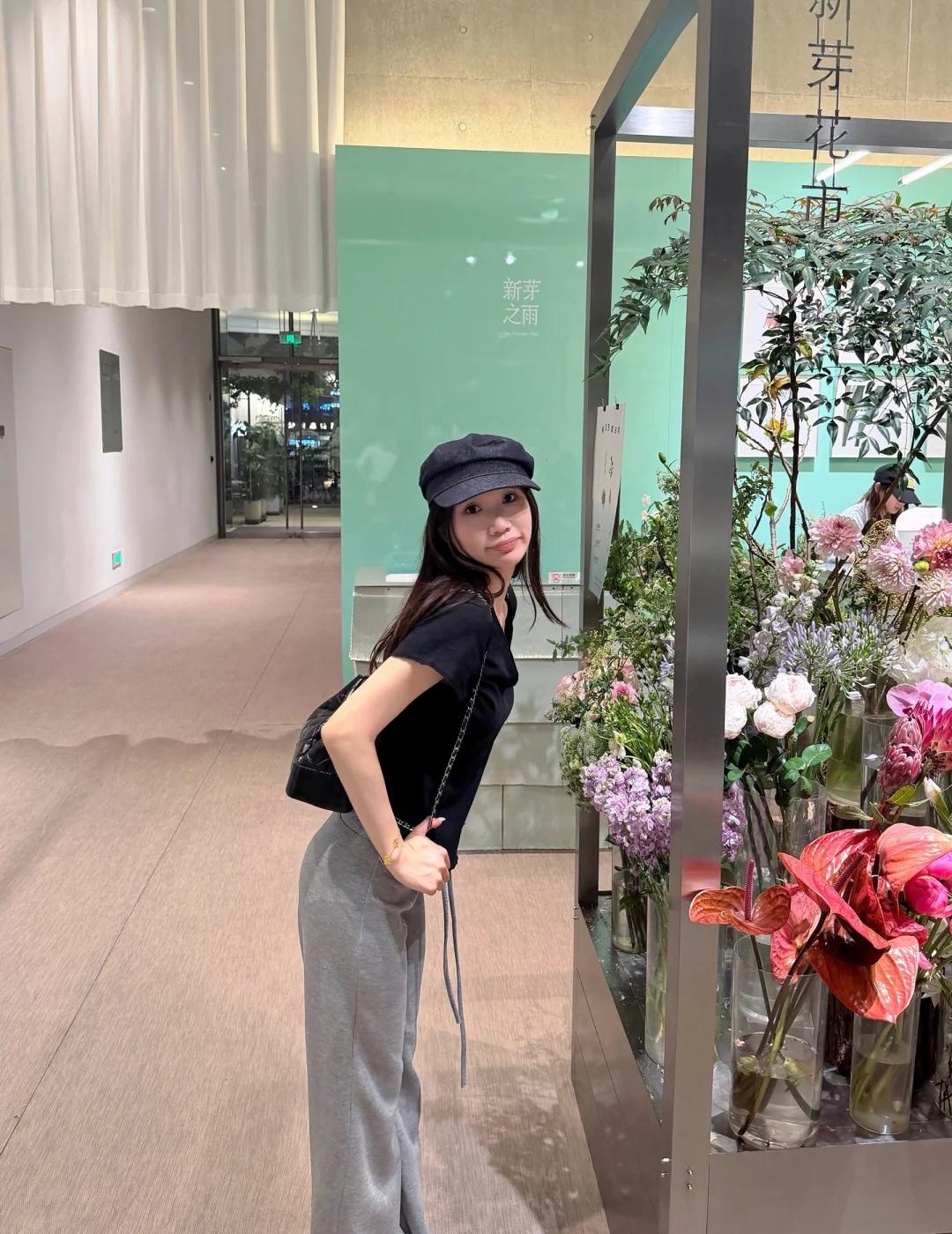 不是今天拍的
一些库存
	
以上穿搭如下👇
👕：v领卷边T恤
👖：抽绳垂垂