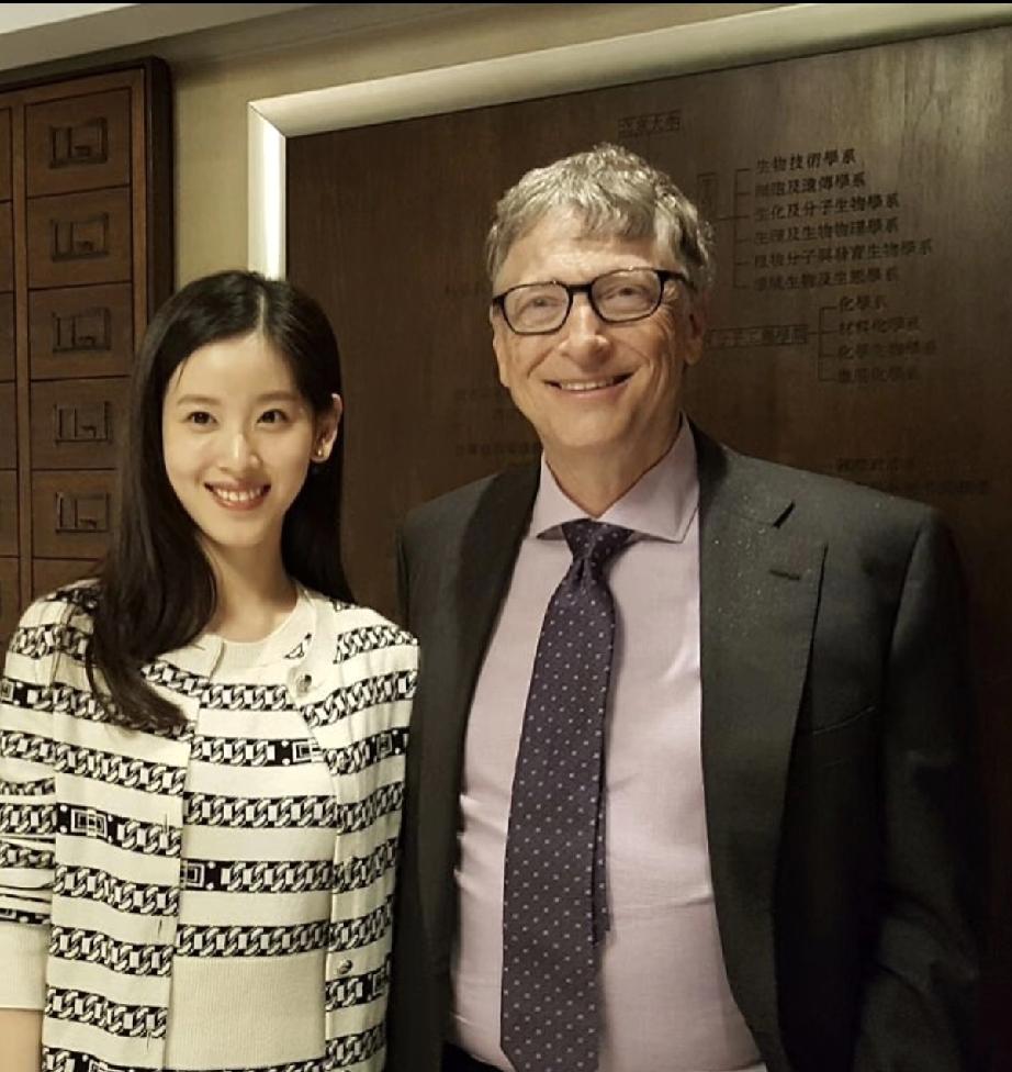 章泽天看比尔盖茨的眼神，充满敬意；
比尔盖茨面带微笑，倾听她讲话；众人的目光也都