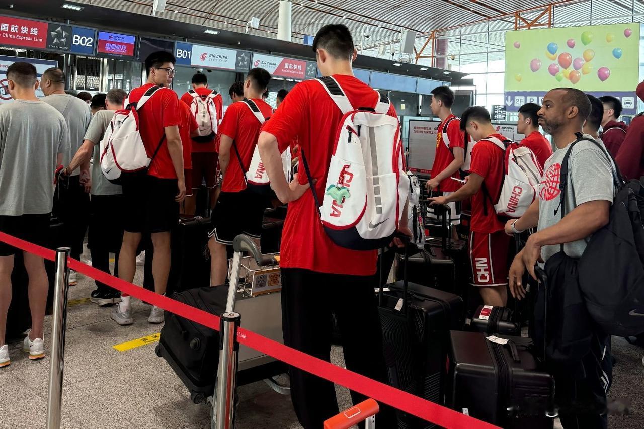 在本月的21日、23日，中国男篮安排了两场热身赛，分别对阵澳大利亚男篮、荷兰男篮