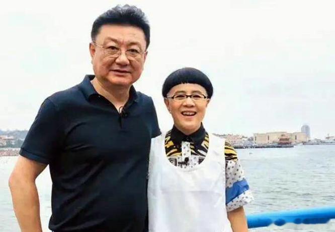 1988年，人高马大的王宁领着锅盖头的刘纯燕去民政局领证结婚，工作人员抬头扫了眼