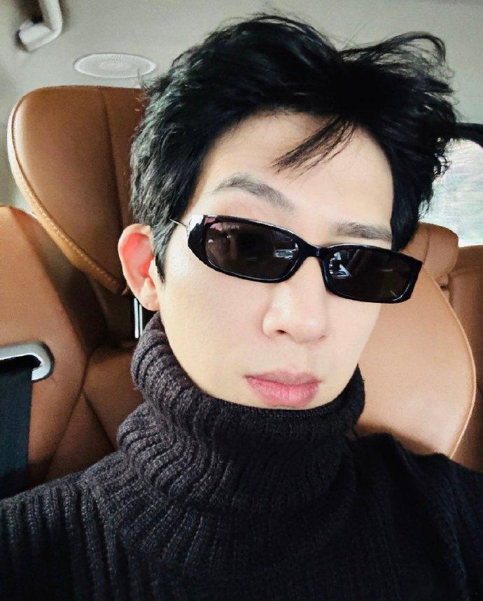 井柏然又戴了和刘雯同款墨镜井柏然营业戴了和刘雯同款墨镜 ​​​别人是情侣款刻意搭