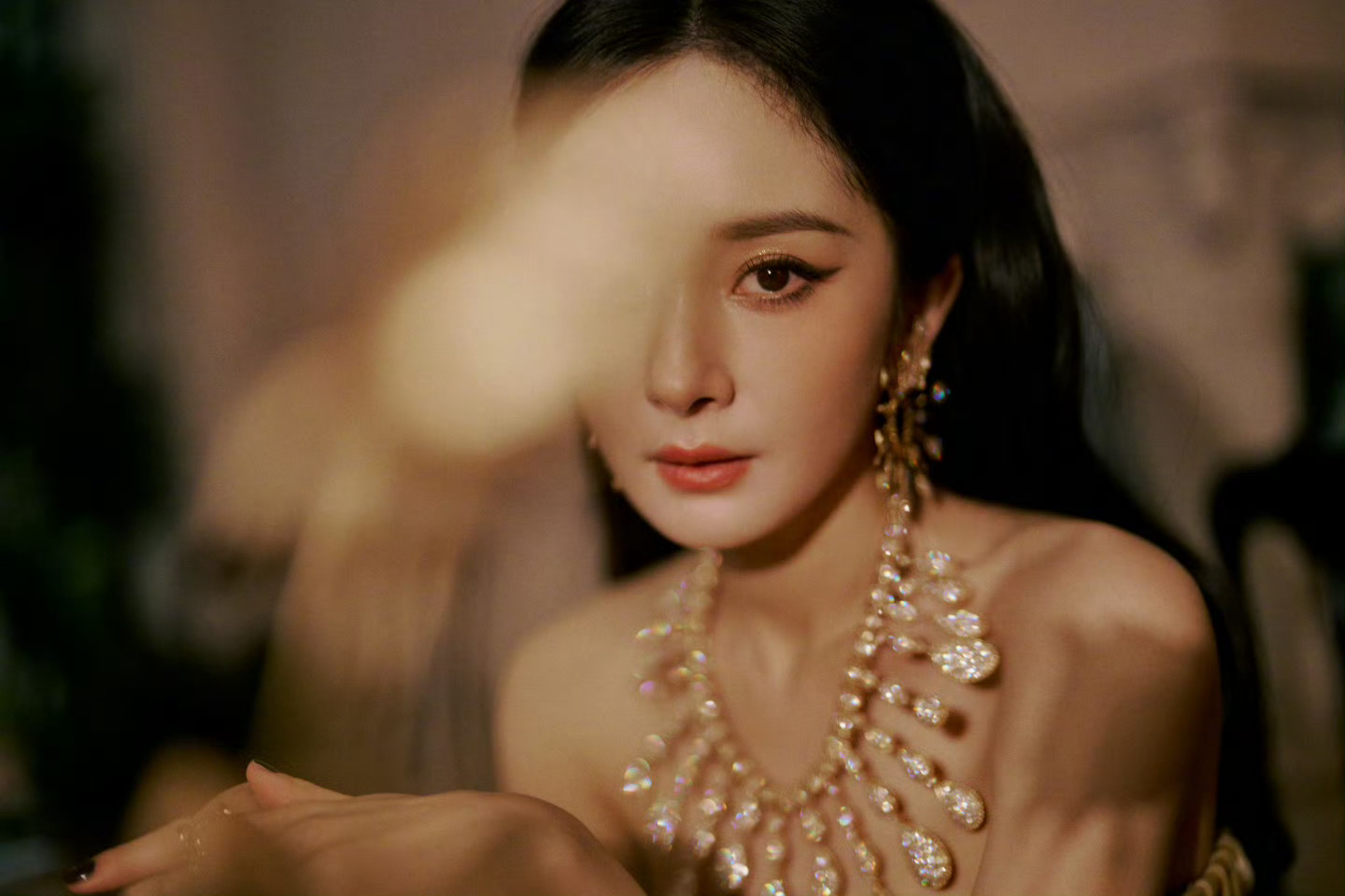 杨幂第二套造型，这个项链[流鼻血] 杨幂裙子 ​​​