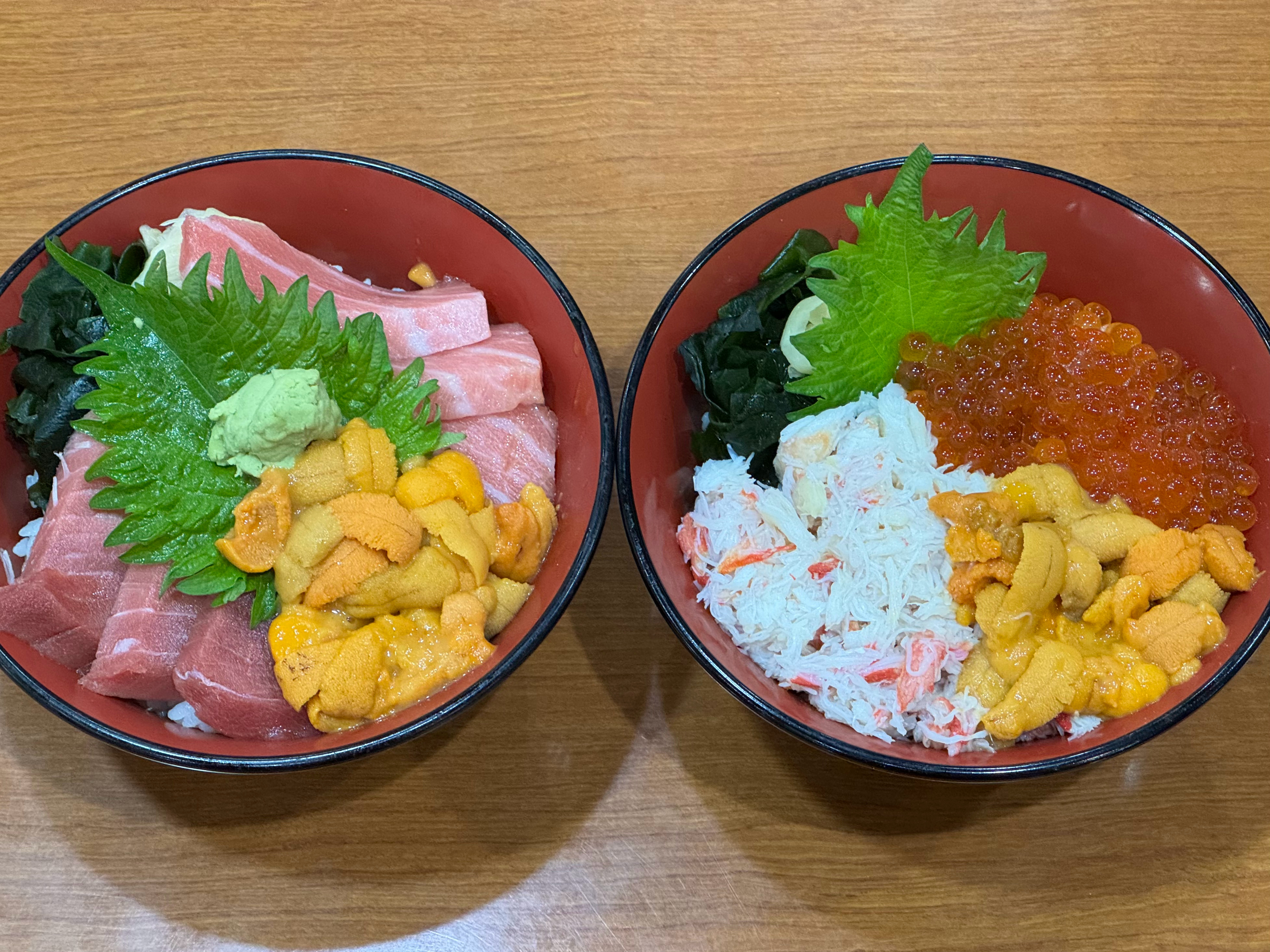 札幌场外市场一家海鲜食堂。两碗饭加一点烧烤和汤，618 人民币。还可以，但没有惊