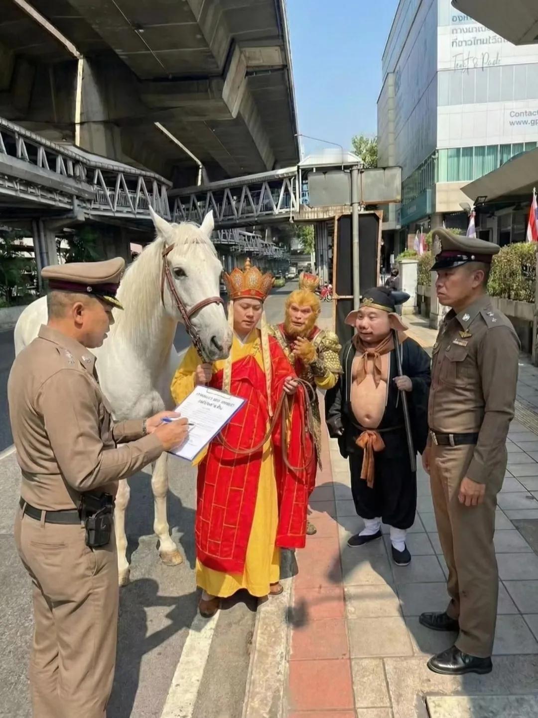 泰国最帅的三人组合～
我就想问一个问题，沙僧是不是飞机延误了？