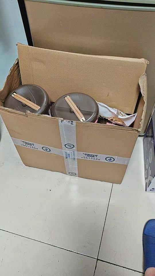 这康师傅特别特包装是真的Low，太随意啦，拿一个破损箱子装商品！面是真的少！跟描