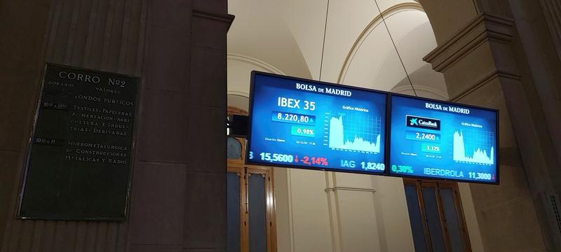 美东时间12月10日，美股三大指数收盘全线飘红，标普500逼近历史最高收盘纪录。