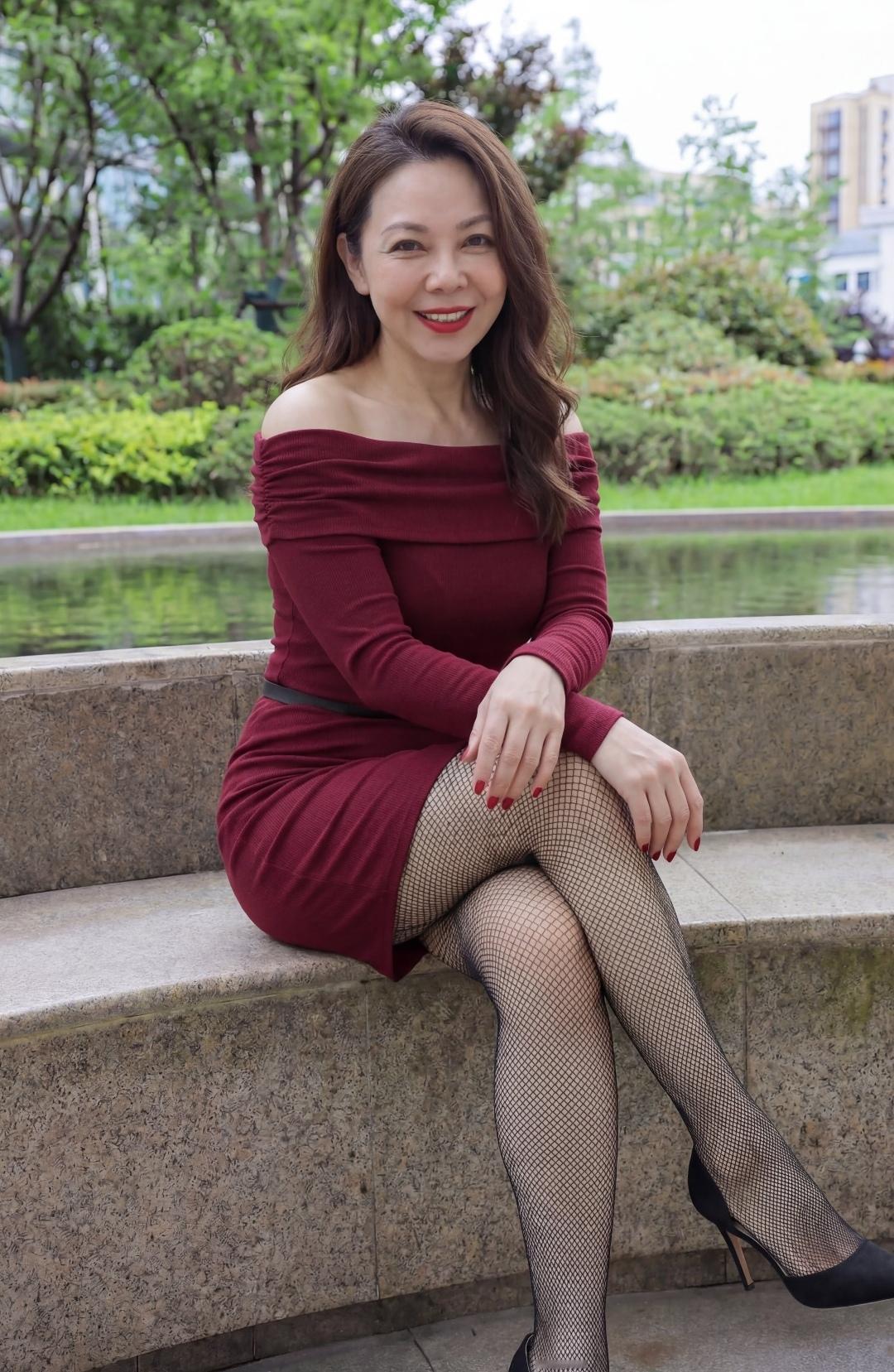 50岁还适合酒红色紧身裙吗？