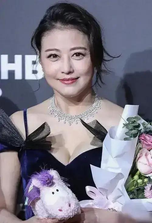 2013年，47岁的周海媚不顾家人的反对，毅然放弃香港的事业，跟随小7岁的男友到