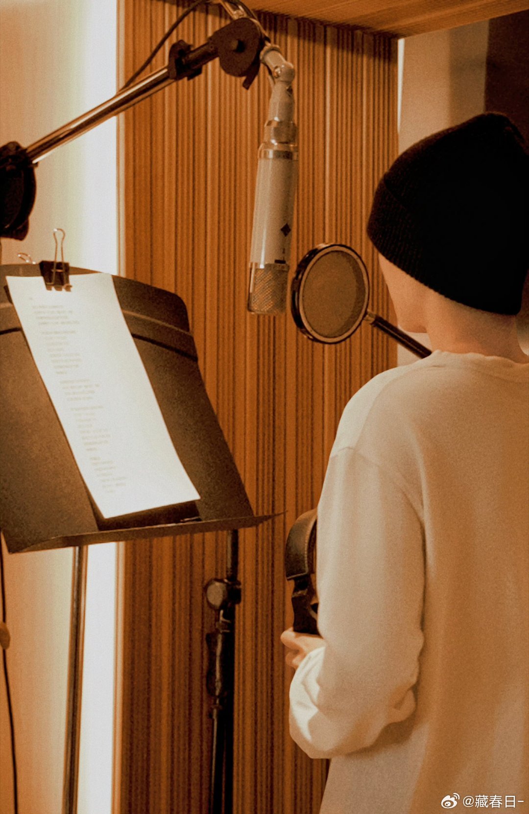 王俊凯新歌气氛先到王俊凯剧透新歌 我就说晚睡能等到好东西，王俊凯新歌气氛先到 