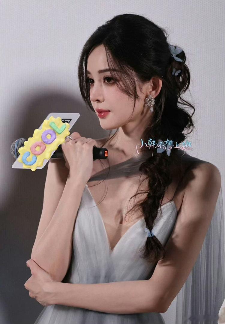 娜扎被机场点名脚趾抠地了谁懂这种社死！娜扎自曝机场被点名，当场想原地隐身，代入感